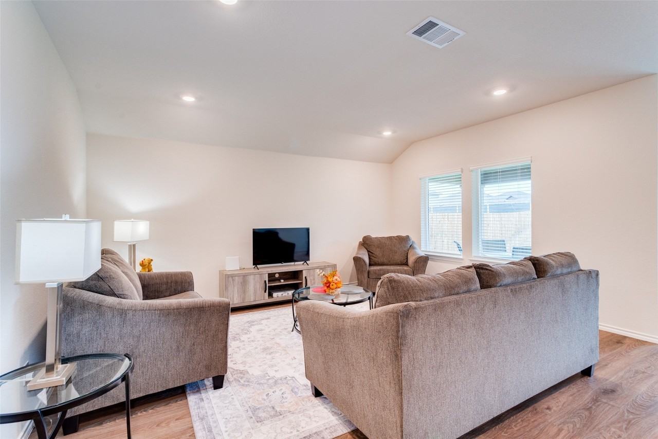 4115 Mountain Dr - Photo 2 of 12