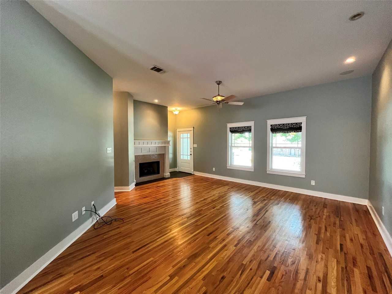 709 Roberts St - Photo 3 of 35
