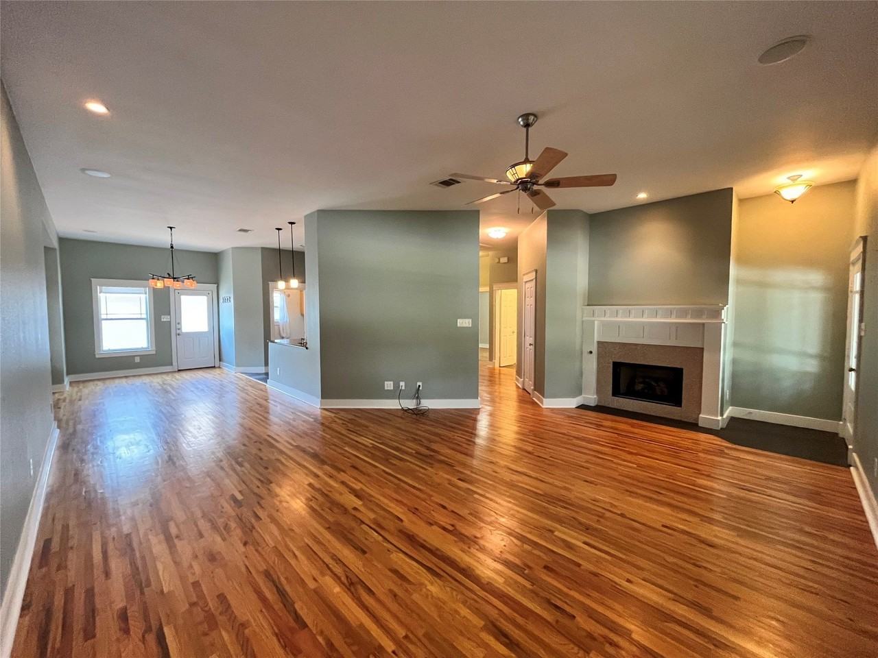 709 Roberts St - Photo 4 of 35