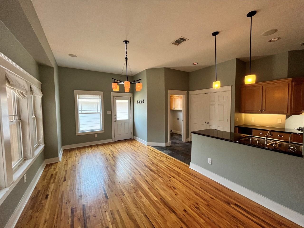 709 Roberts St - Photo 5 of 35