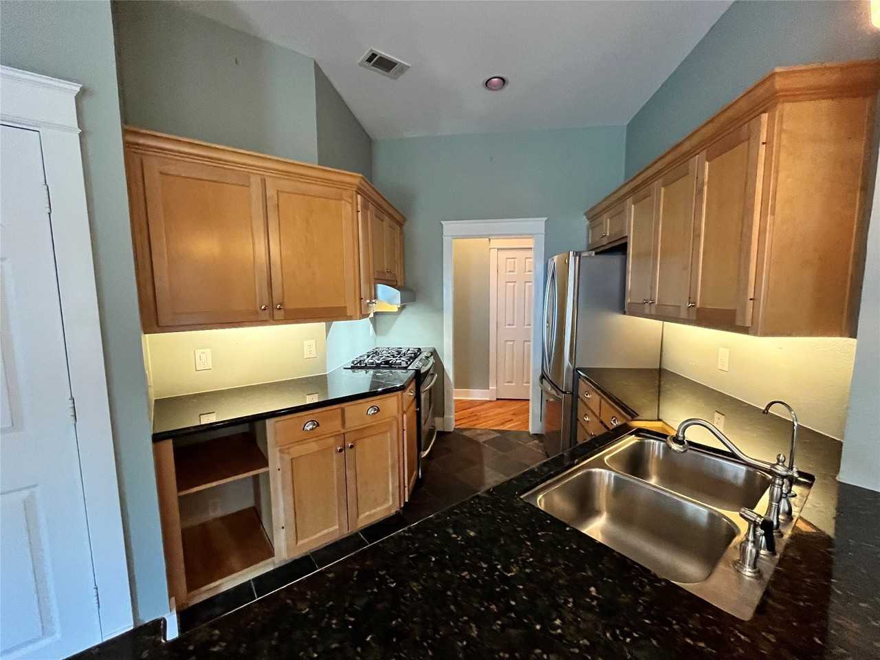 709 Roberts St - Photo 7 of 35