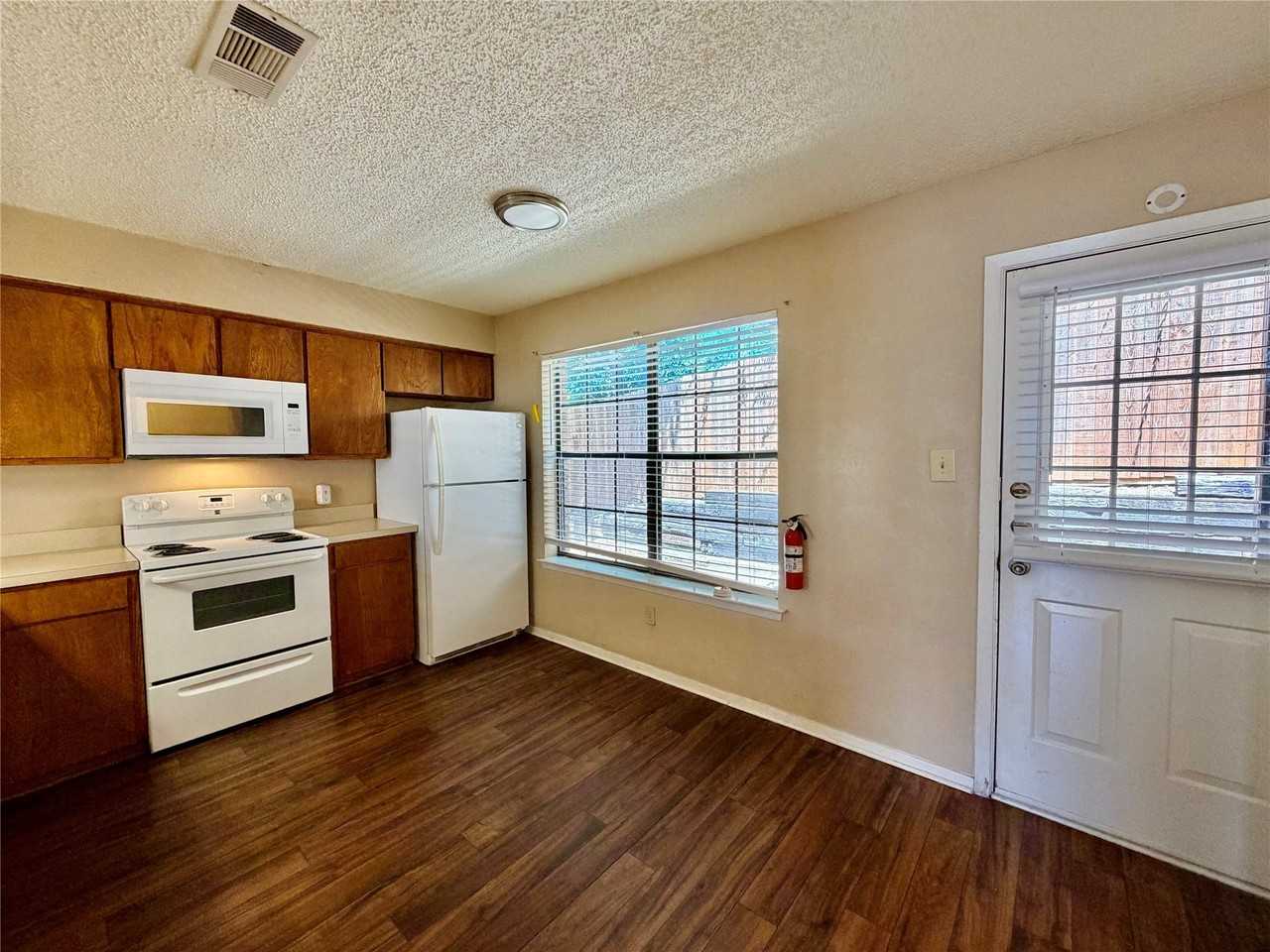 1251 Dallas Dr - Photo 3 of 16