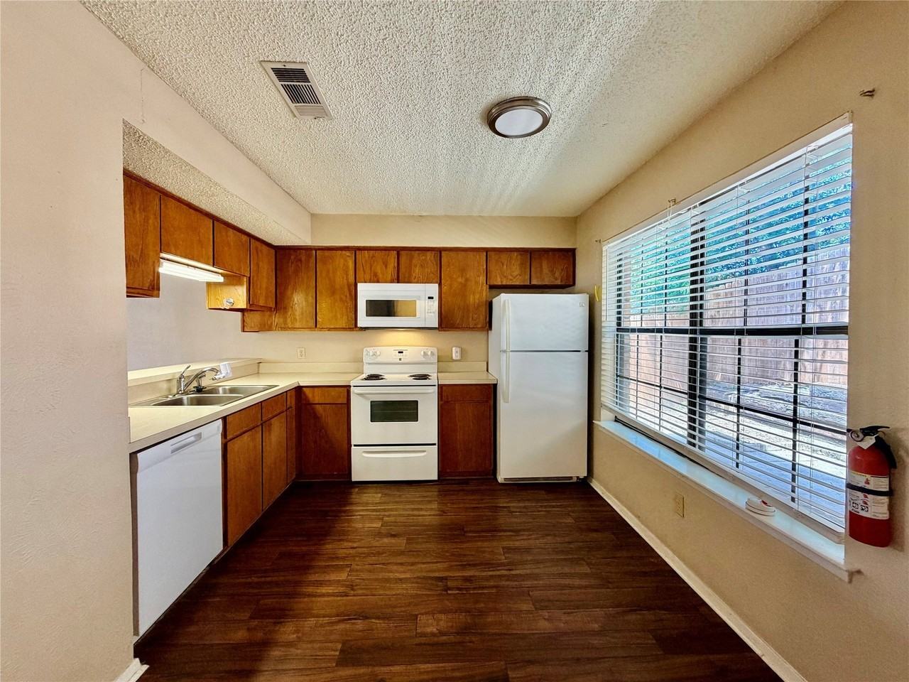 1251 Dallas Dr - Photo 4 of 16