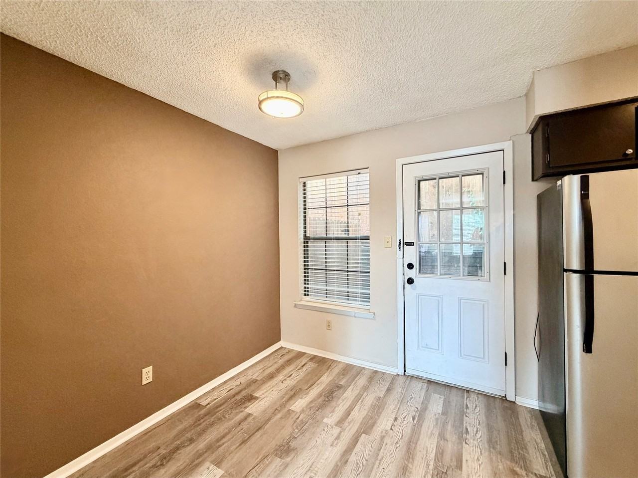 1223 Dallas Dr - Photo 4 of 17