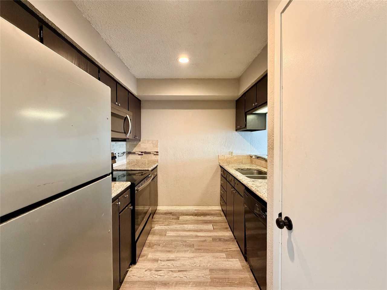1223 Dallas Dr - Photo 5 of 17