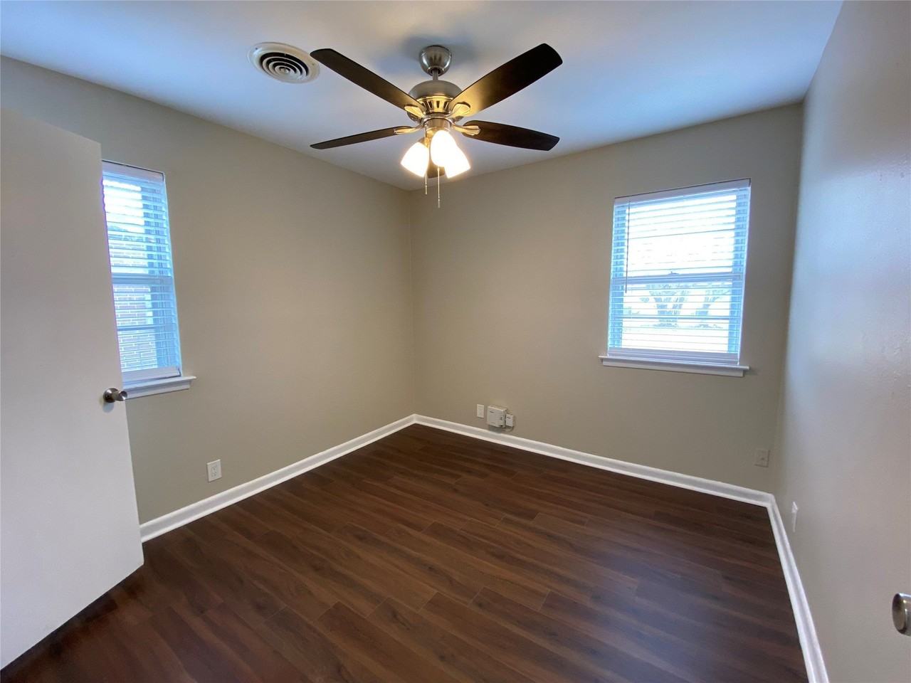 712 Juno Ln - Photo 4 of 9