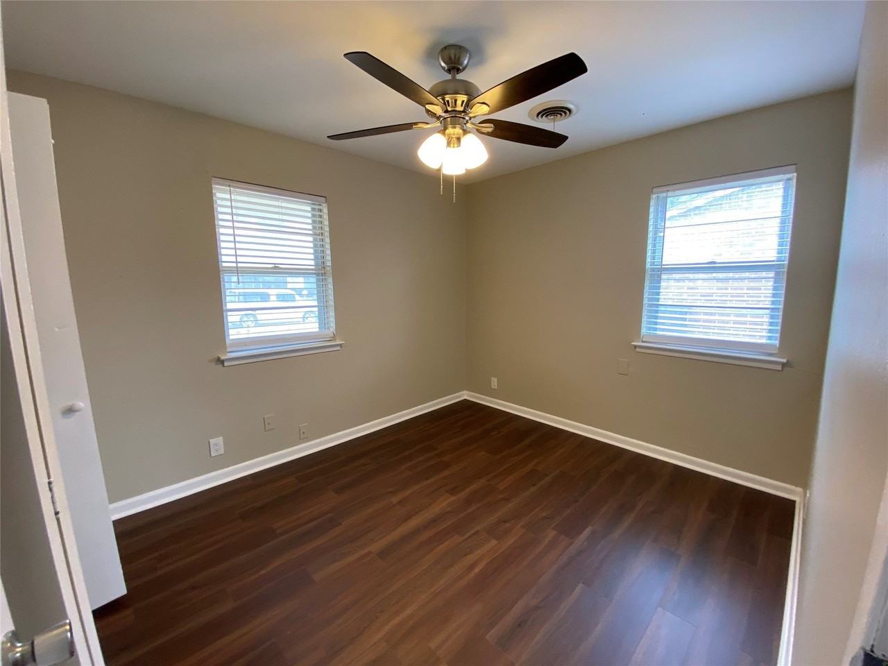 712 Juno Ln - Photo 5 of 9
