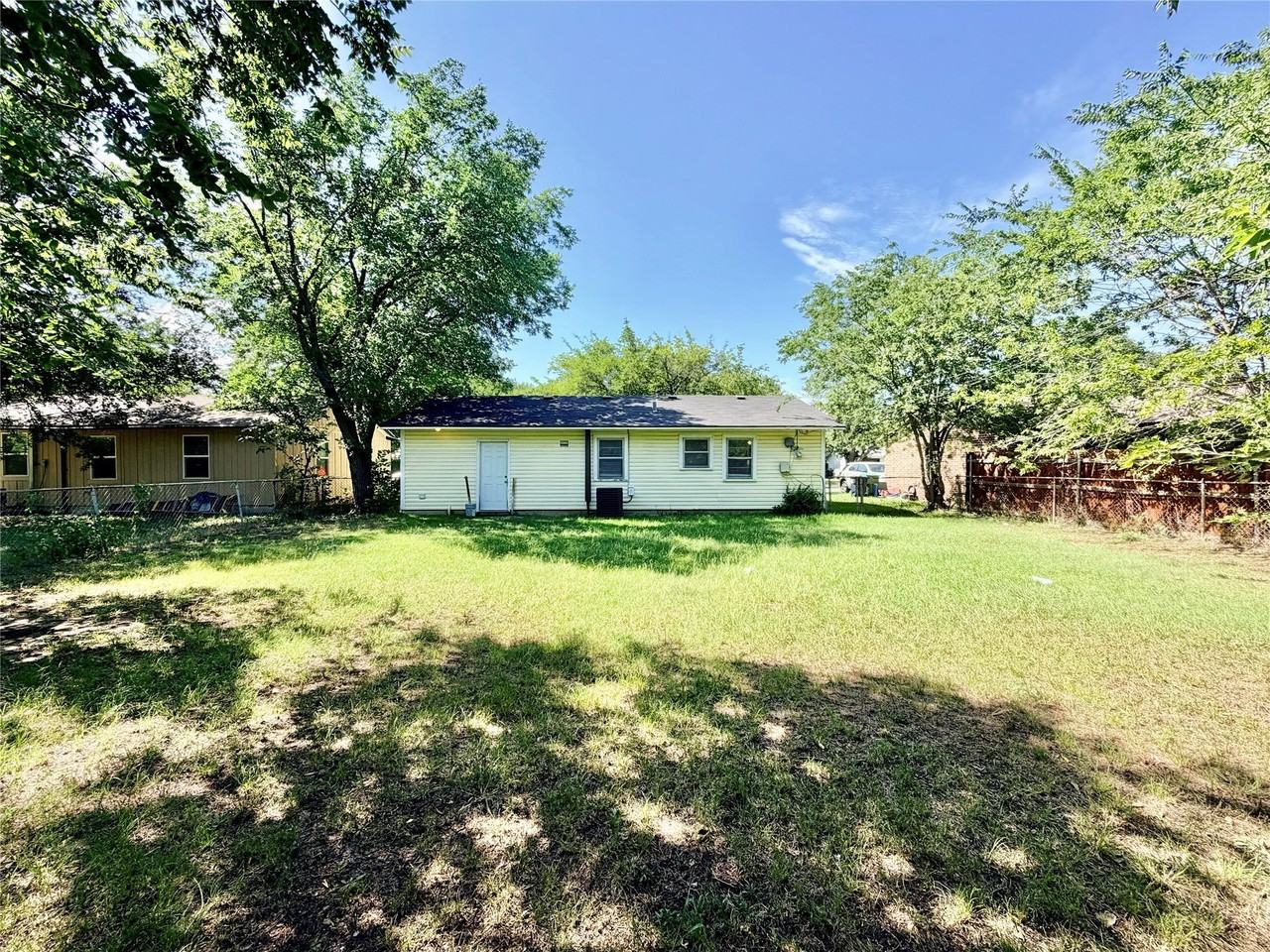 712 Juno Ln - Photo 2 of 9