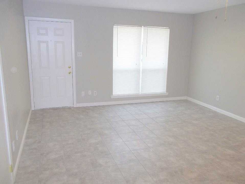 1502 S Cardinal Dr - Photo 3 of 7