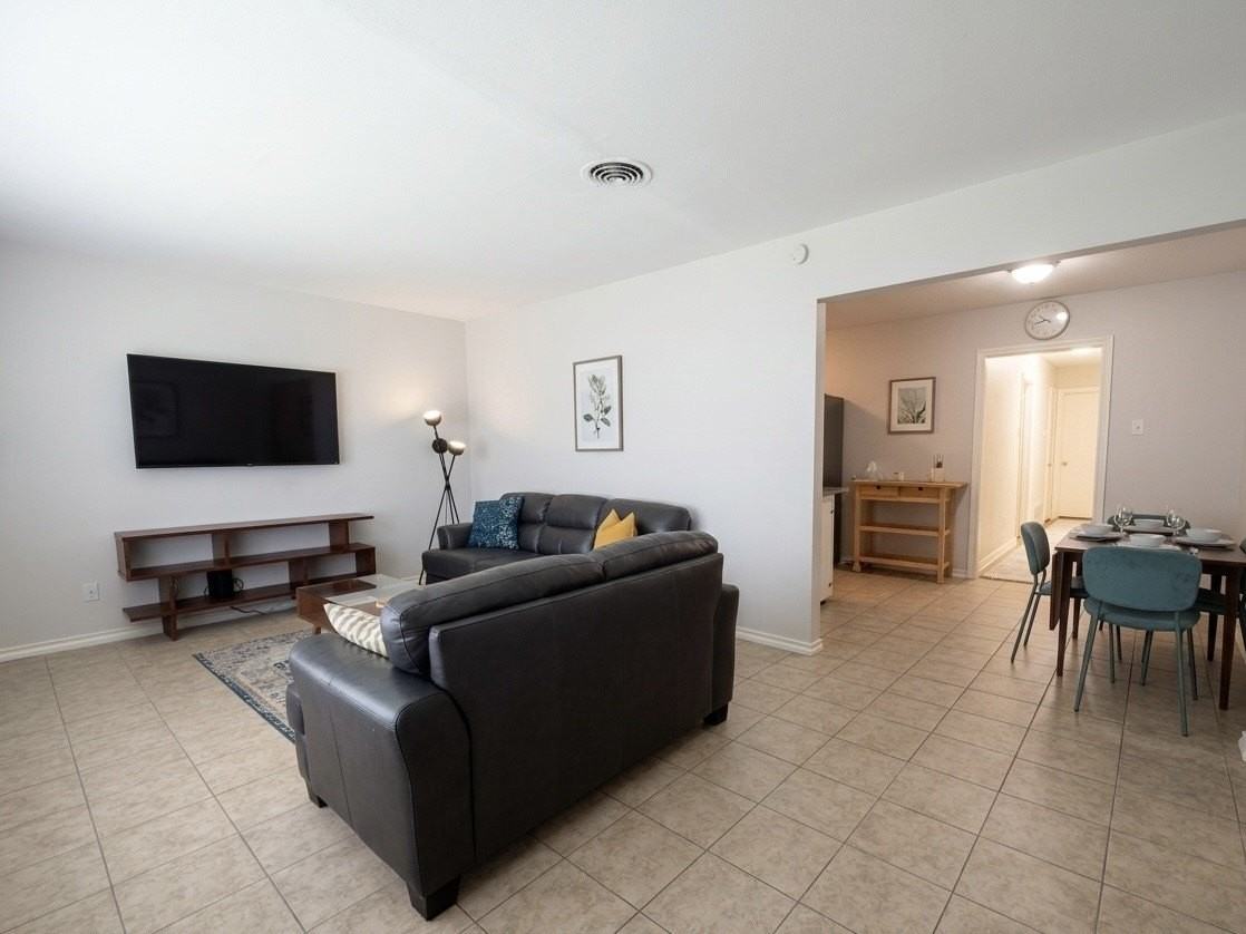 2732 W Jefferson Blvd - Photo 2 of 9