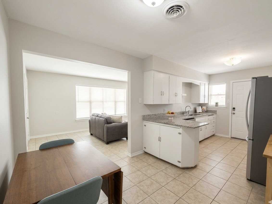 2732 W Jefferson Blvd - Photo 3 of 9