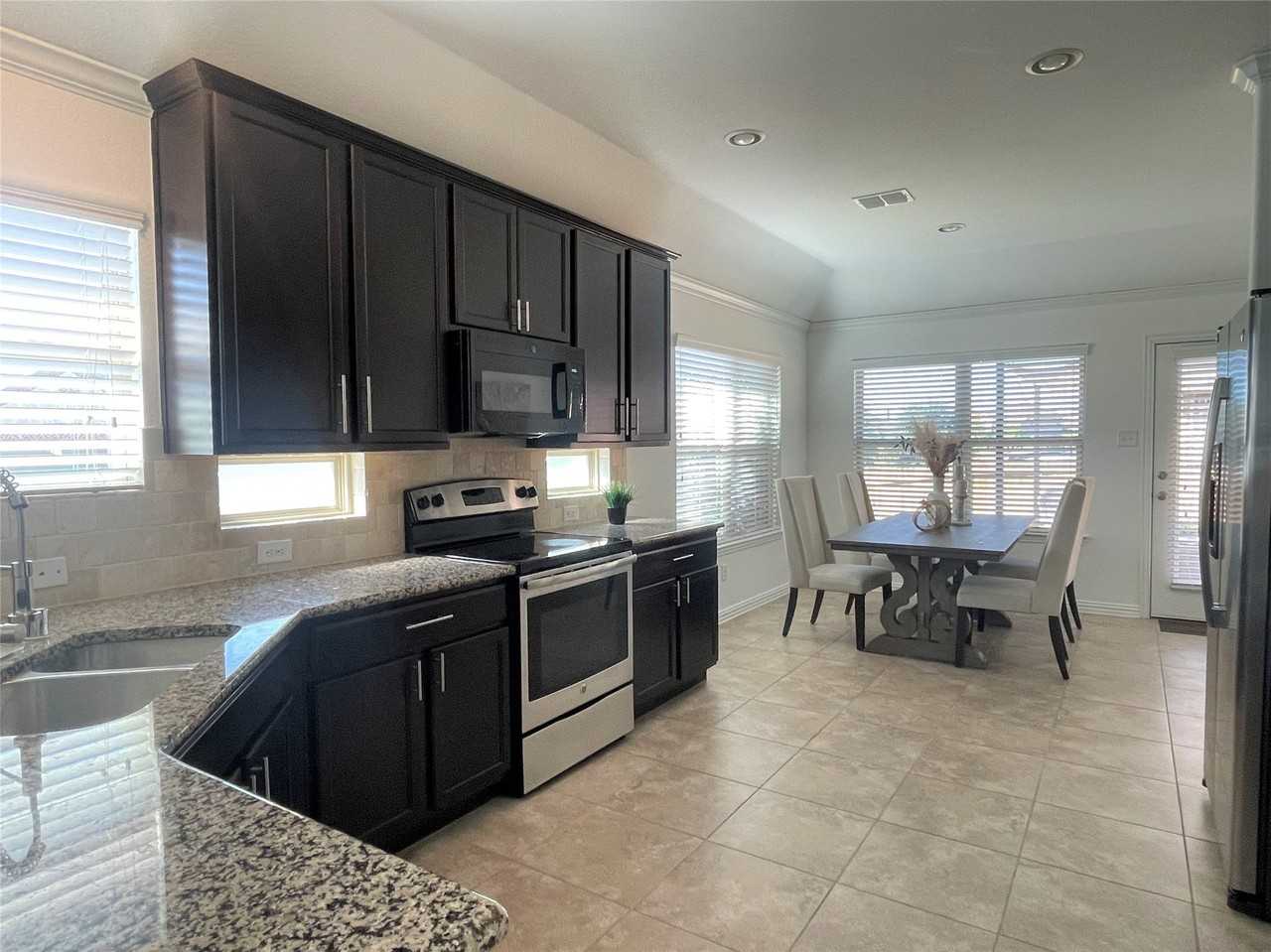 1801 Brownwood Blvd - Photo 3 of 20