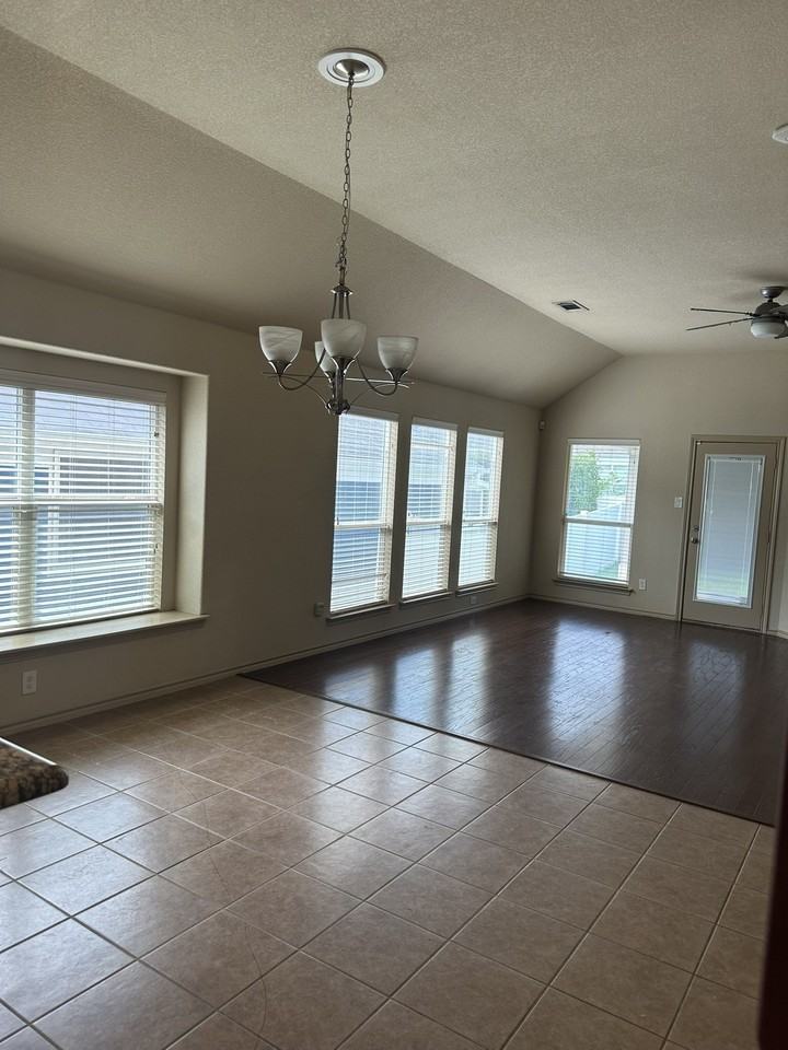 5009 Holliday Dr - Photo 3 of 33