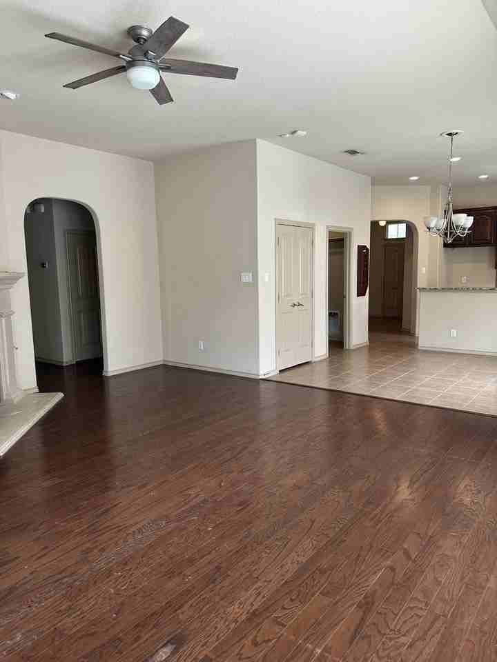 5009 Holliday Dr - Photo 4 of 33