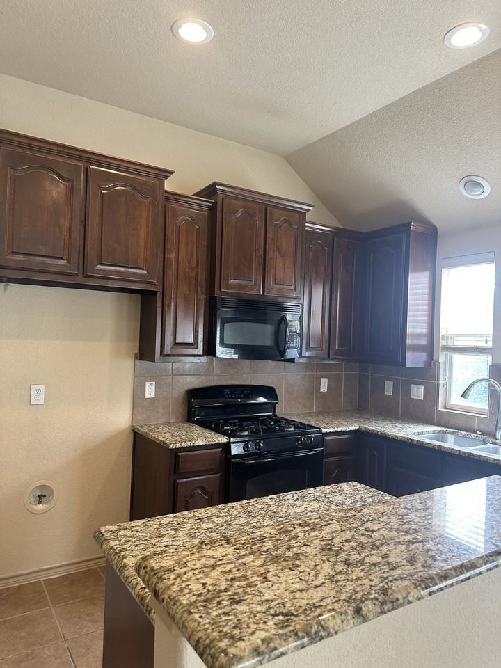 5009 Holliday Dr - Photo 5 of 33