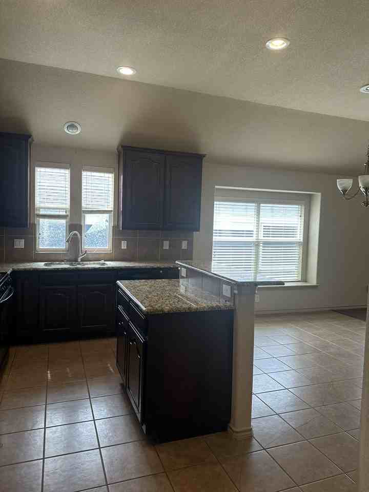5009 Holliday Dr - Photo 6 of 33