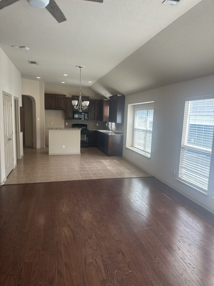 5009 Holliday Dr - Photo 7 of 33
