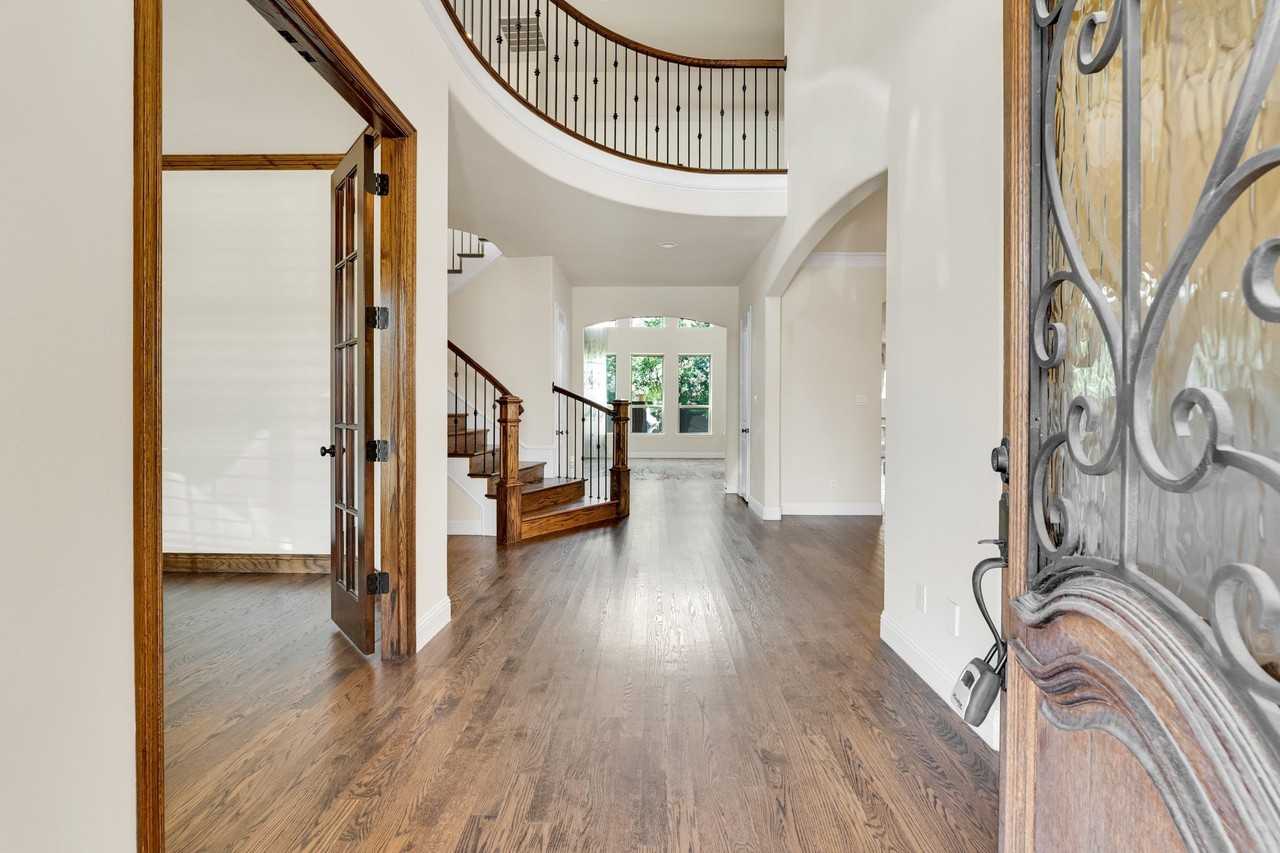 1602 Meg Dr - Photo 4 of 38