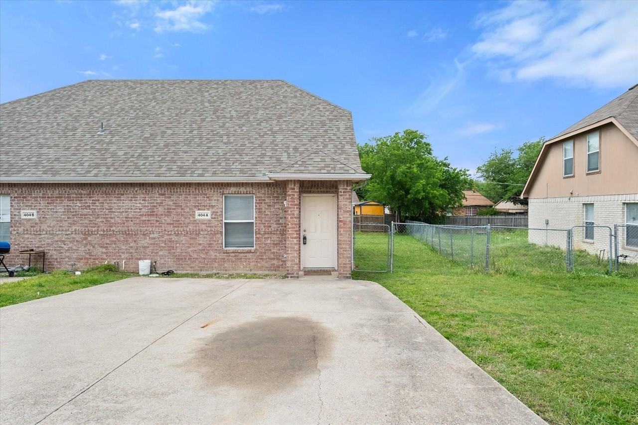 404 Kings Way Dr - Photo 2 of 18