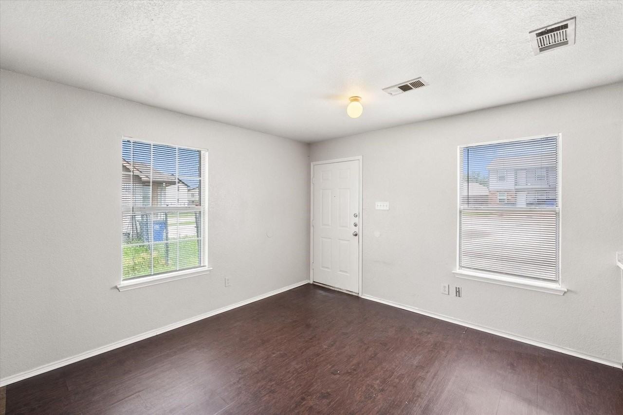 404 Kings Way Dr - Photo 3 of 18