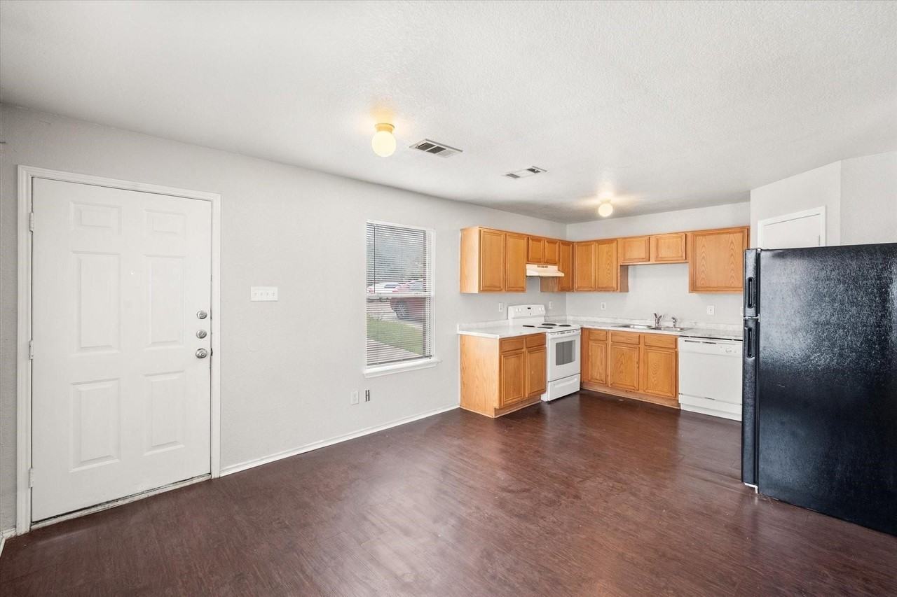 404 Kings Way Dr - Photo 4 of 18