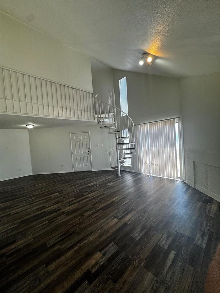 3536 W Buckingham Rd #421 - Photo 2 of 10