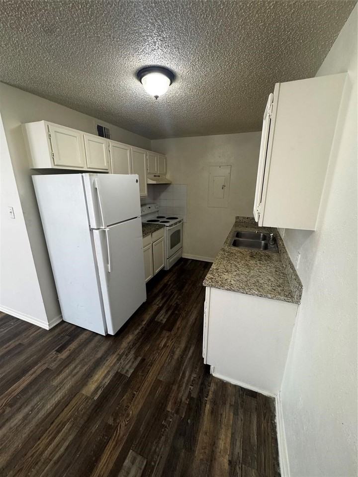 3536 W Buckingham Rd #421 - Photo 3 of 10