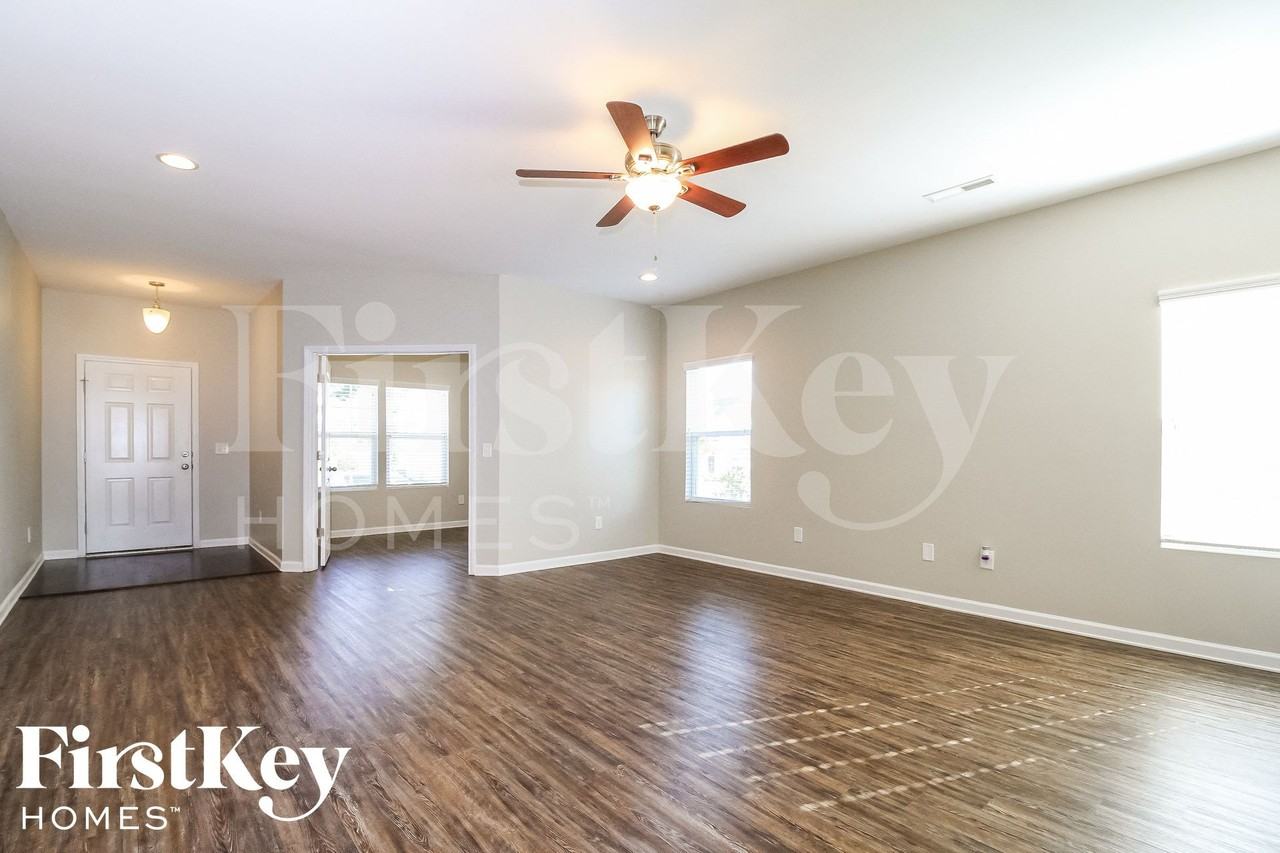 4317 Lochurst Dr - Photo 3 of 15