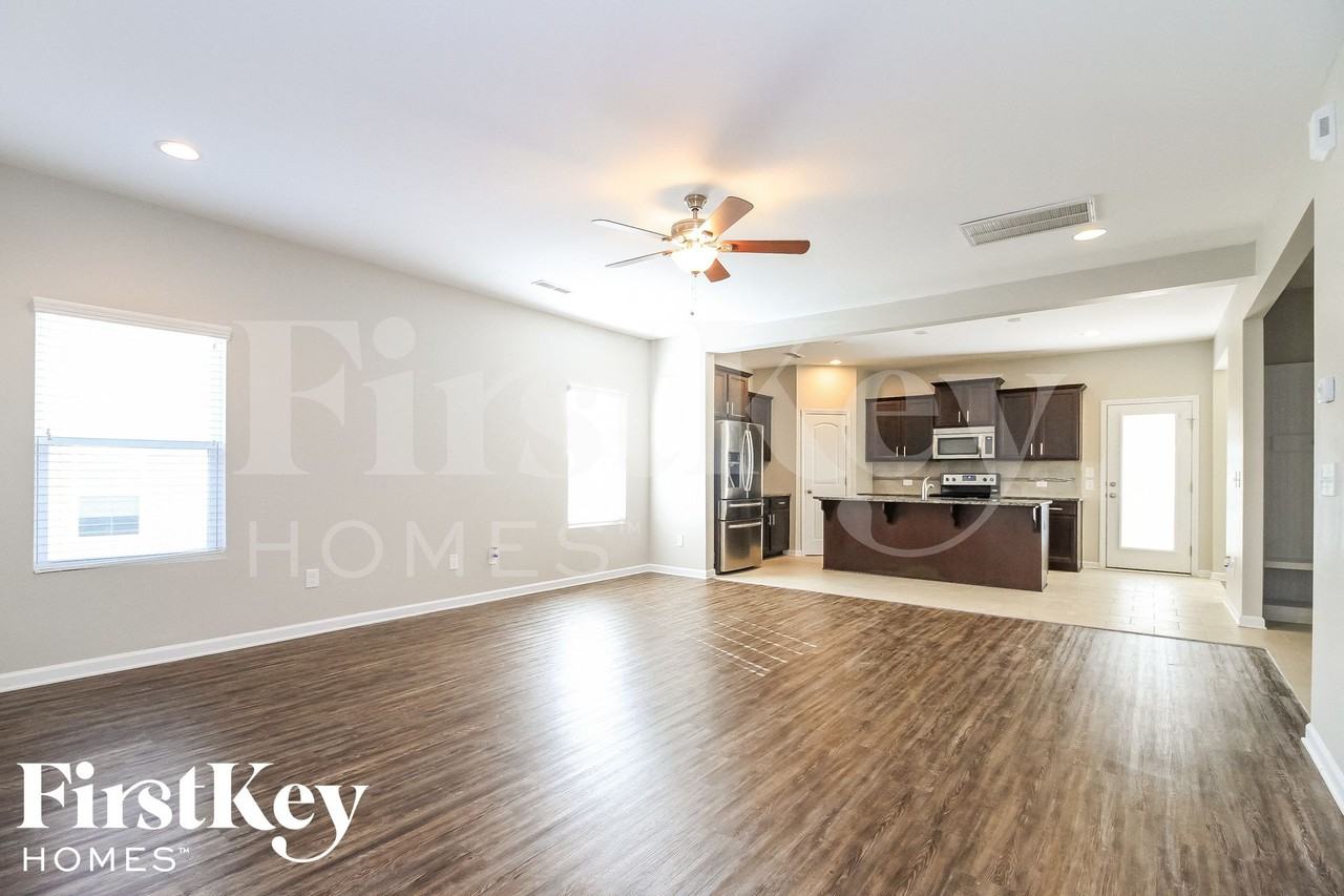 4317 Lochurst Dr - Photo 4 of 15