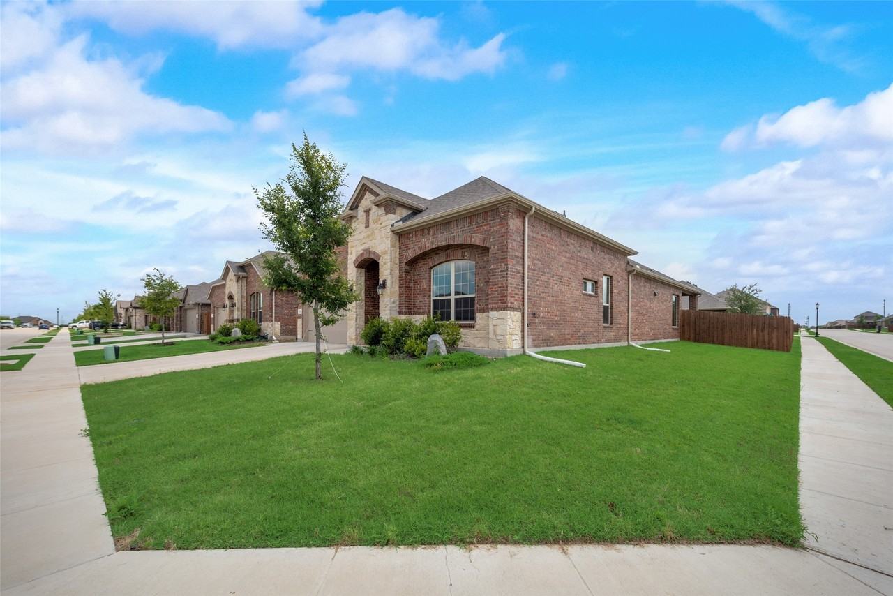 11104 Canyon Mine Dr - Photo 2 of 22