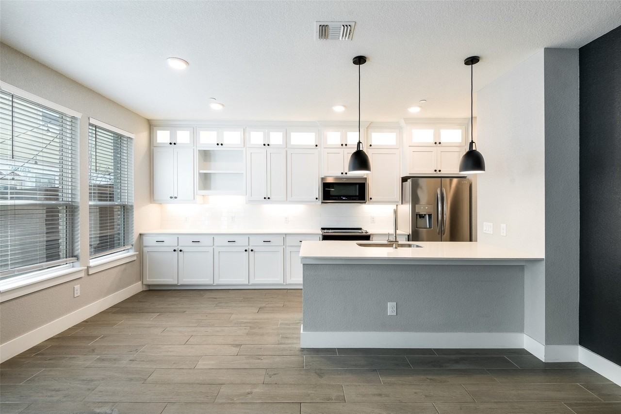 2133 Lovedale Ave #204 - Photo 2 of 24