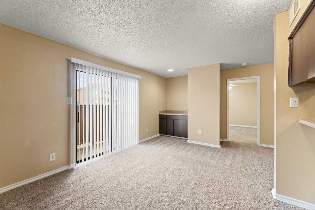 2515 Altamesa Blvd - Photo 2 of 20