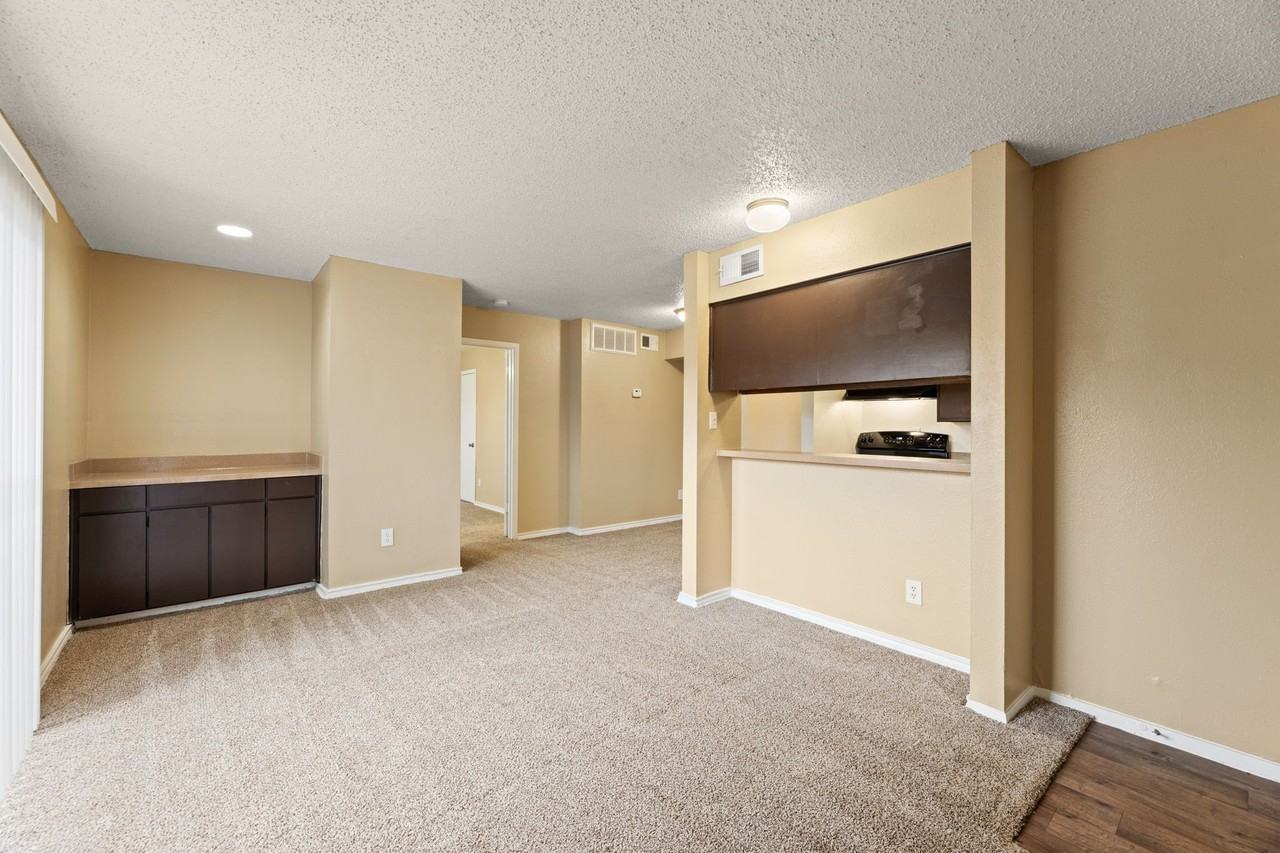 2515 Altamesa Blvd - Photo 3 of 20