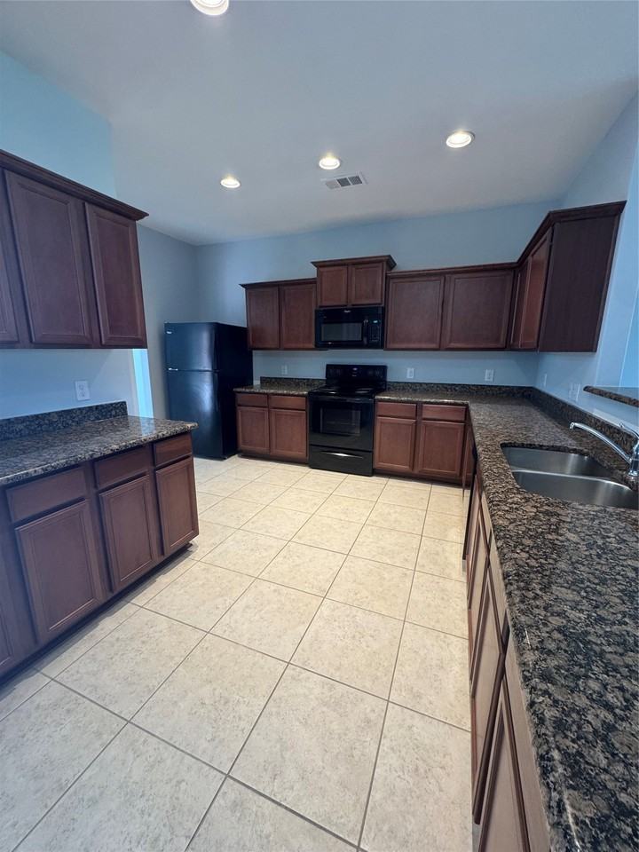 2132 Mulberry Dr - Photo 3 of 19