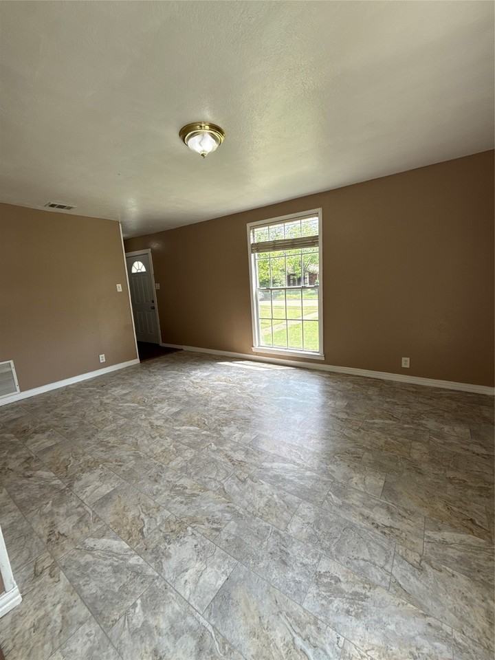 1607 Mcadams Ave - Photo 2 of 13