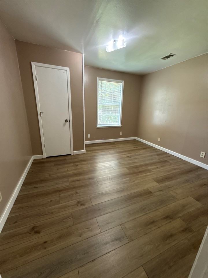 1607 Mcadams Ave - Photo 3 of 13