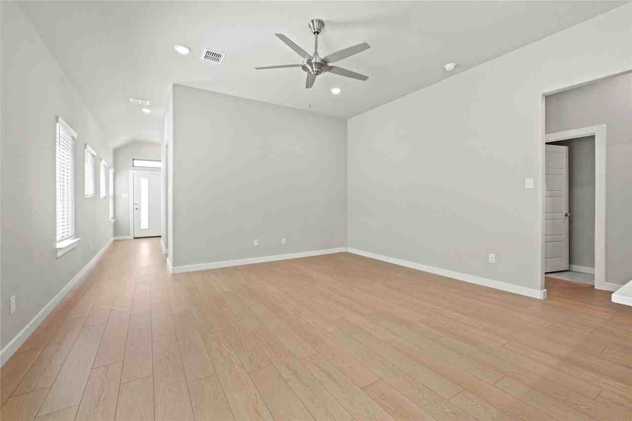 4005 High Valley Dr - Photo 4 of 18