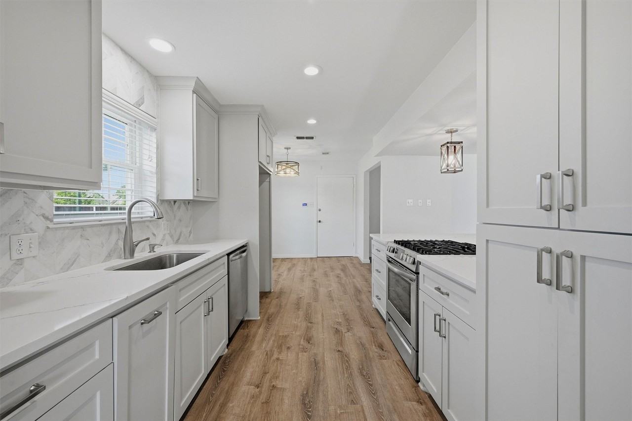 720 Blanton Dr - Photo 5 of 38