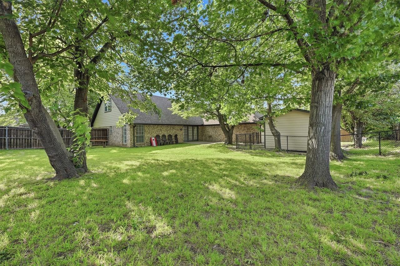 720 Blanton Dr - Photo 3 of 38