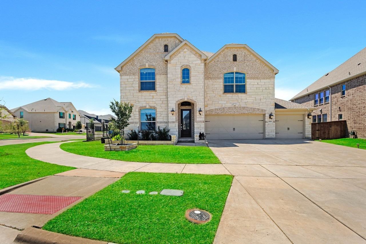 7597 Sanctuary Dr - Photo 2 of 40