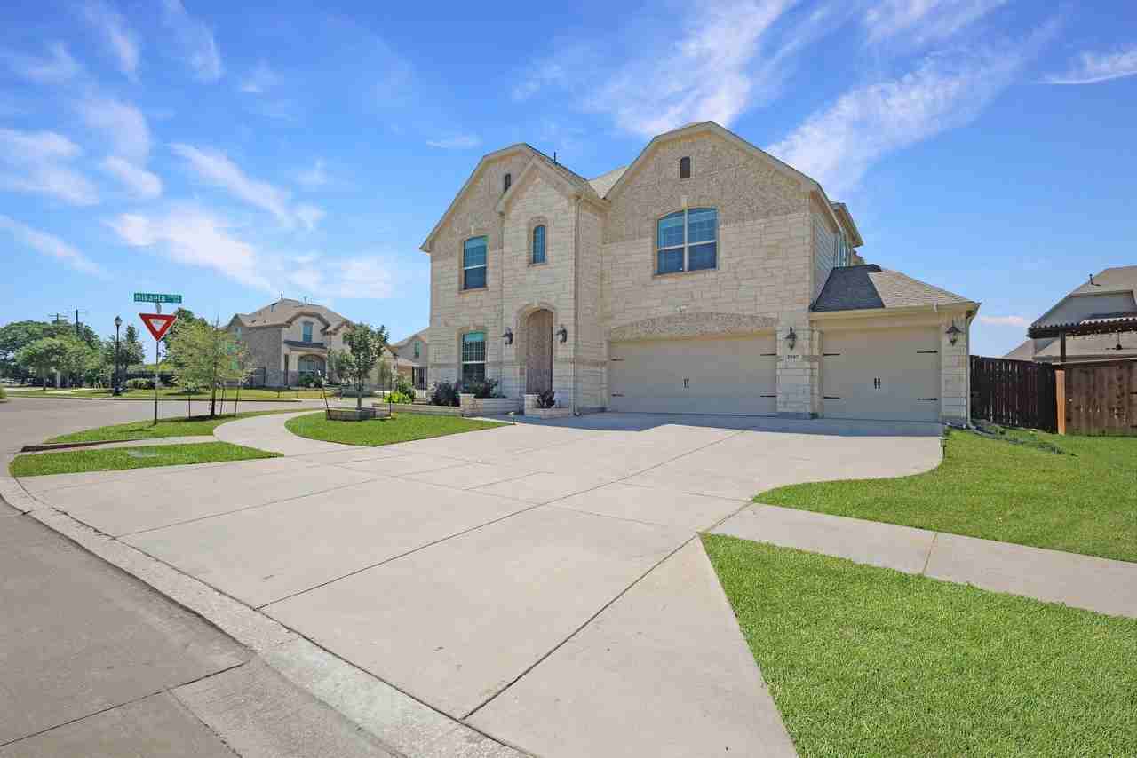7597 Sanctuary Dr - Photo 3 of 40
