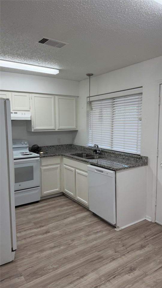 801 Bluebonnet Dr #B - Photo 3 of 8