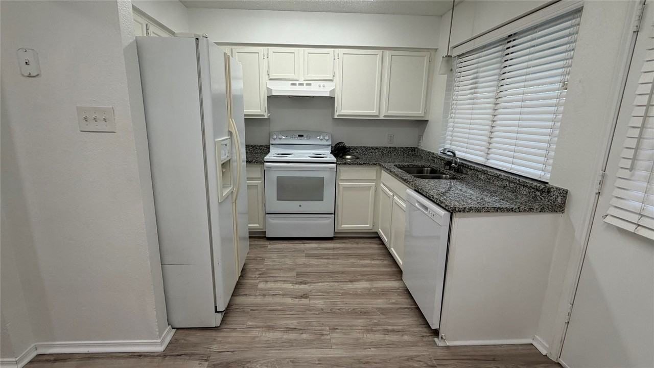 801 Bluebonnet Dr #B - Photo 4 of 8
