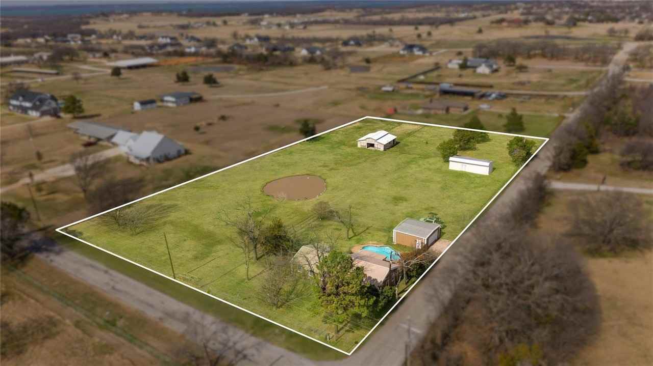 9213 Wilson Rd - Photo 2 of 36