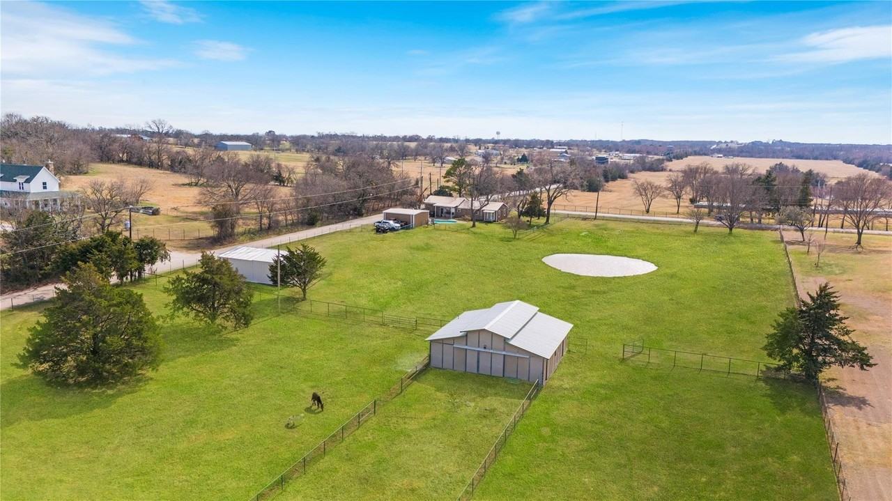 9213 Wilson Rd - Photo 3 of 36