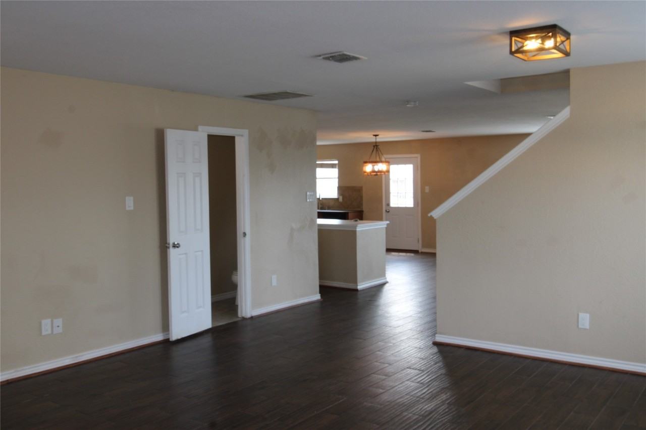 2435 Castle Pines Dr - Photo 2 of 26
