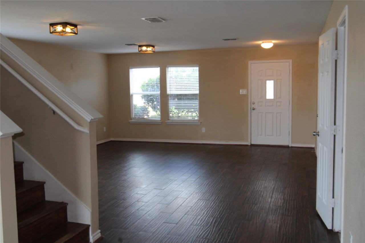 2435 Castle Pines Dr - Photo 4 of 26
