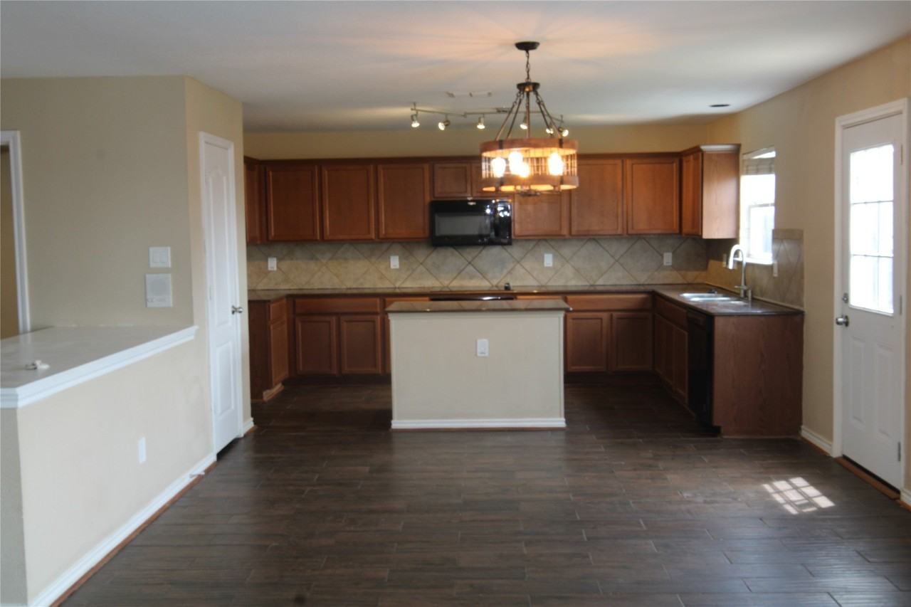 2435 Castle Pines Dr - Photo 5 of 26