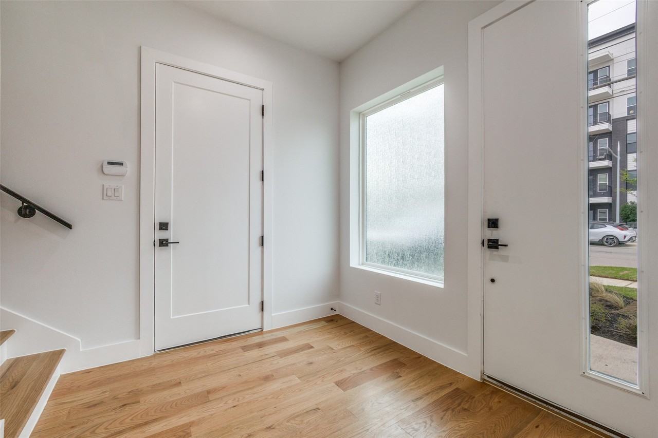 2714 N Carroll Ave #101 - Photo 3 of 26