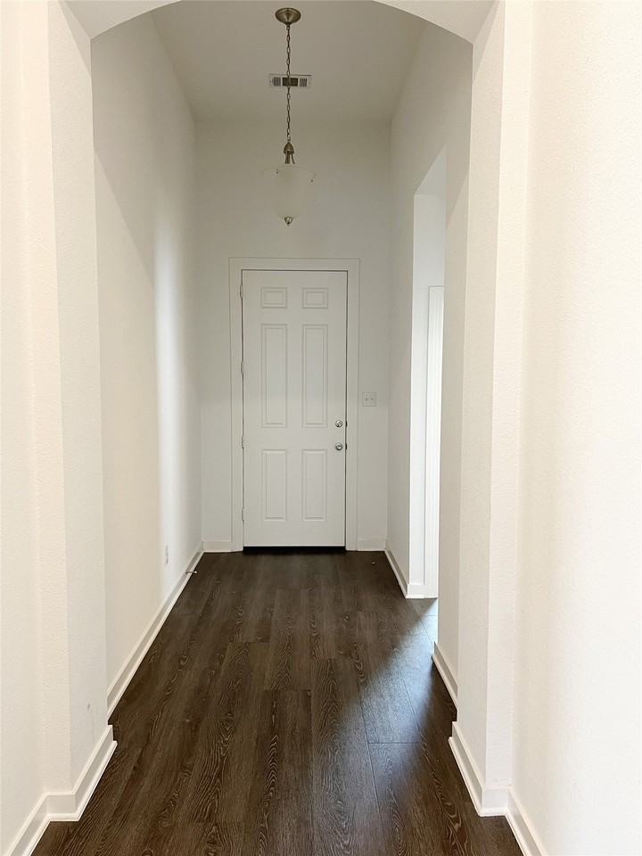 1120 Sheldon Dr - Photo 2 of 29
